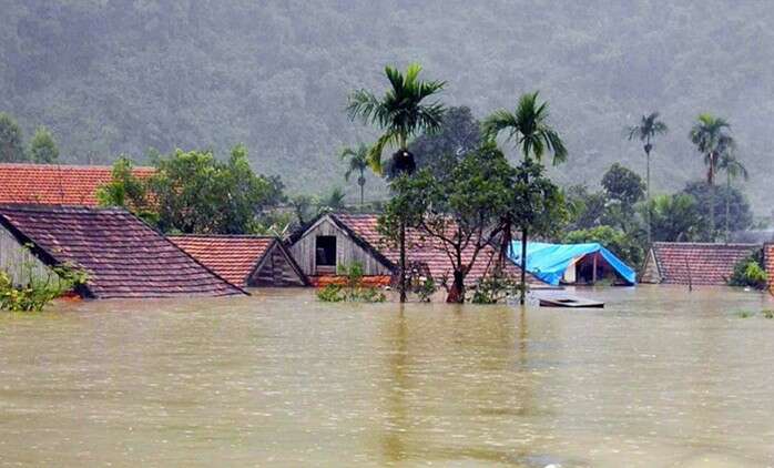 Write a short paragraph about the consequences of floods (about 50-60 words (ảnh 1)