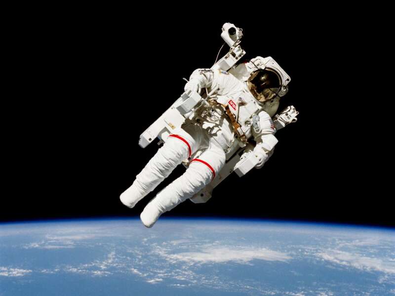 Write a short paragraph about skills and qualities that are necessary for an astronaut (ảnh 1)