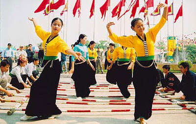 Writing about a traditional dance (ảnh 2)