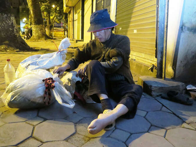 Write as a volunteer, “What would you do to help the poor, the homeless people and the street children?” (ảnh 2)