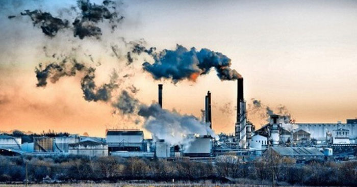 Write a paragraph about the causes and effects of a pollution type (ảnh 2)