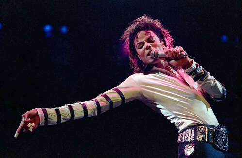 Write a paragraph (60 - 80 words) about Michael Jackson, using the following prompts (ảnh 2)