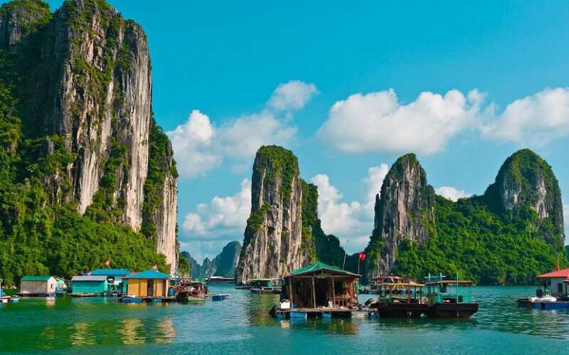 Write about Ha Long Bay (200-250 words) (ảnh 1)