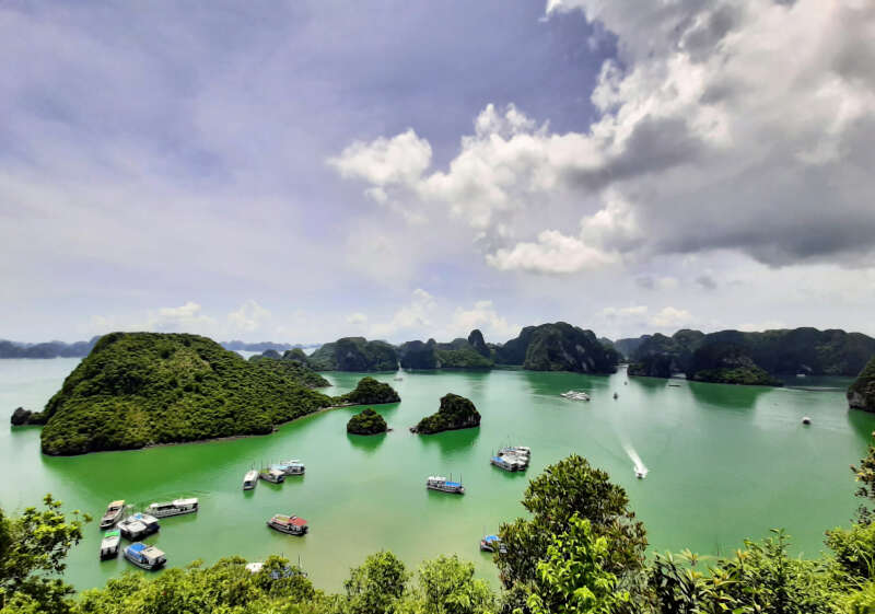 Write about Ha Long Bay (200-250 words) (ảnh 2)