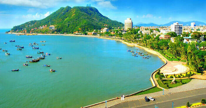 Write a short paragraph (80-100 words) about Vung Tau (ảnh 2)