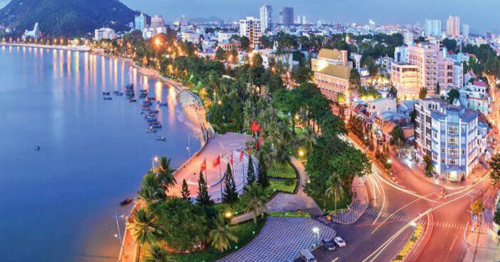 Write a paragraph about a famous place in Viet Nam (about 100-150 words (ảnh 2)