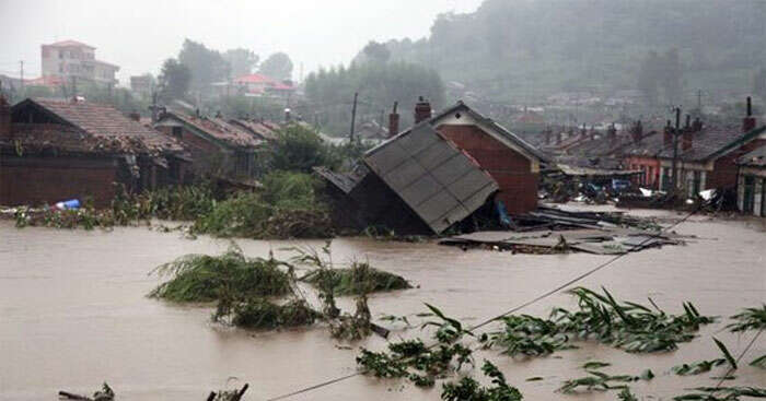 In 130-150 words, write a paragraph to describe a heavy storm in your country/town which you remember (ảnh 1)