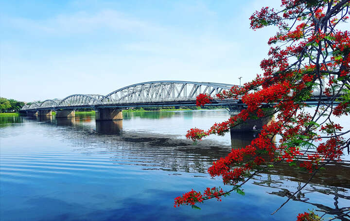 TOP 10 Đoạn văn Phân tích một hình ảnh độc đáo làm nổi bật nét riêng của sông Hương 2024 SIÊU HAY (ảnh 1)