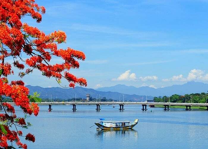 TOP 10 Đoạn văn Phân tích một hình ảnh độc đáo làm nổi bật nét riêng của sông Hương 2024 SIÊU HAY (ảnh 2)