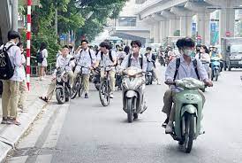 TOP 20 bài Nghị luận hiện tượng học sinh đi xe đạp điện không đội mũ bảo hiểm SIÊU HAY (ảnh 1)